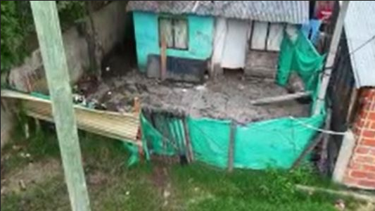 Un nene de 12 años encontró el cuerpo de su madre enterrado en la casa: investigan a la pareja de la