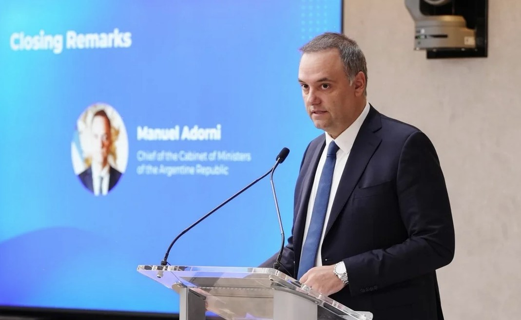 Ordenan levantar el secreto fiscal y bancario para saber quién pagó los viajes de Adorni