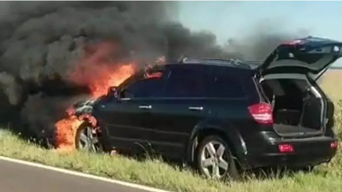 Corrientes: se incendió un auto en la Ruta 14 y quedó totalmente destruido
