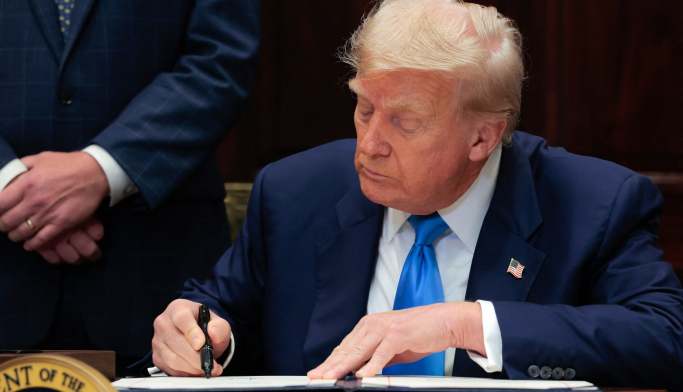 Trump dice que EEUU estudia "reducir gradualmente" las operaciones militares en Irán