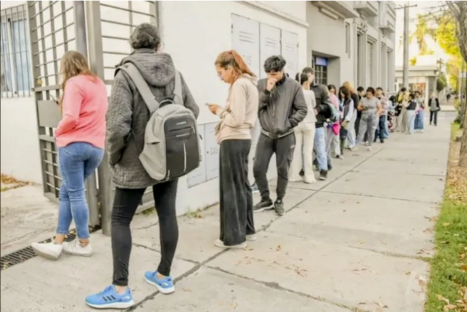 La desocupación en Corrientes saltó del 1,9% al 6,1% en un año