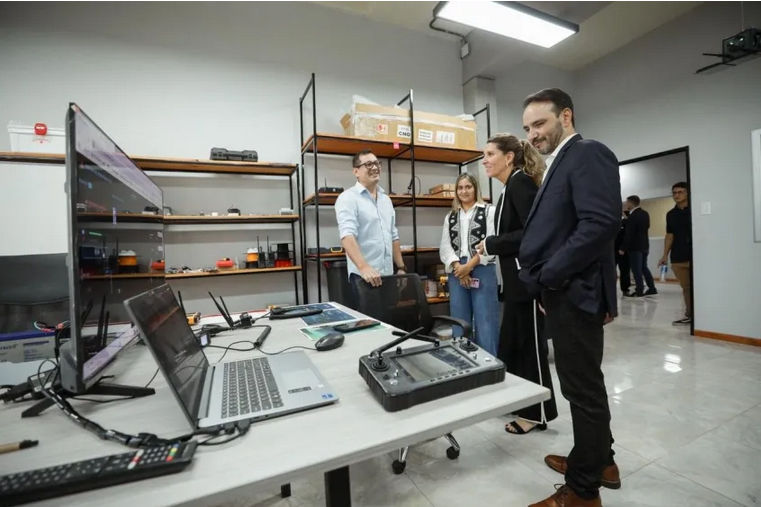 Valdés acordó con Amazon capacitación en IA y financiamiento para startups