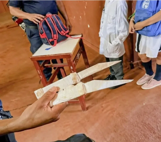 Revisan mochilas y hallan réplicas de armas en colegio de Virasoro