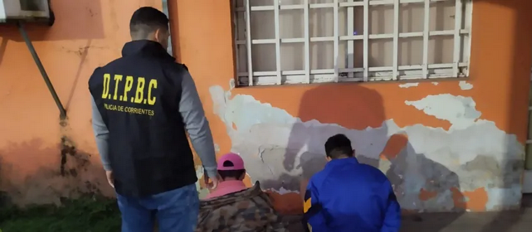 Corrientes: detuvieron a un hombre acusado de abusar de su hijastra de 13 años mientras huía a Bueno