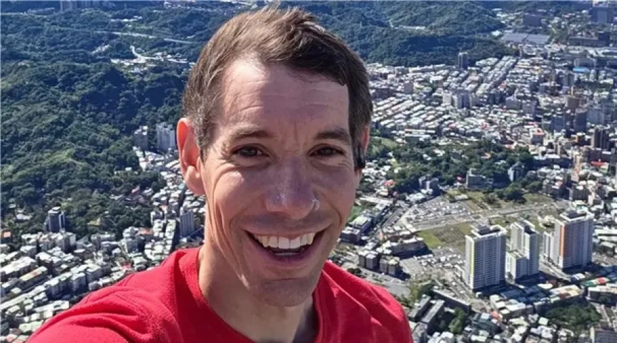 Alex Honnold escaló por Netflix el Taipei 101 sin cuerdas
