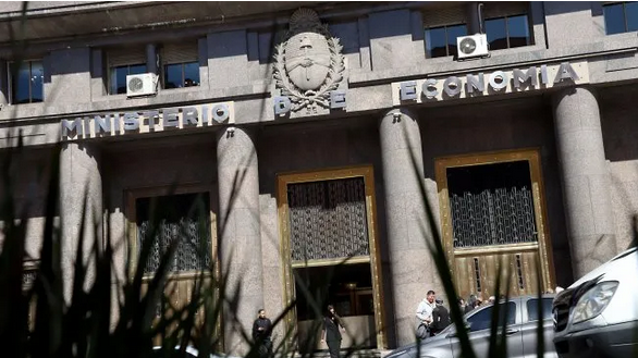 Deuda: Economía busca renovar $7,9 billones, estirar plazos hasta 2029 y conseguir más dólares por e