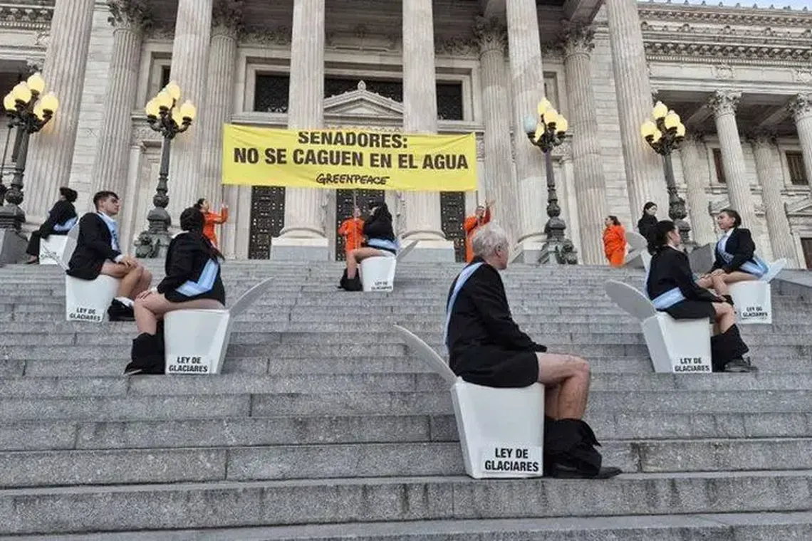 Detuvieron a doce activistas de Greenpeace por protestar contra la reforma de la Ley de Glaciares