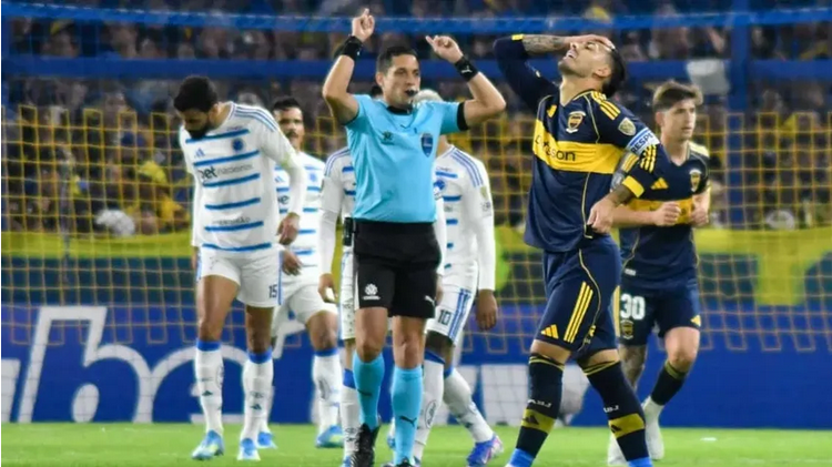 Boca empató con Cruzeiro y terminó caliente por un gol anulado y un penal no dado