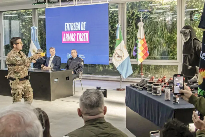 Llegaron las taser al NEA y el gobierno de Corrientes prometió adquirirlas éste año