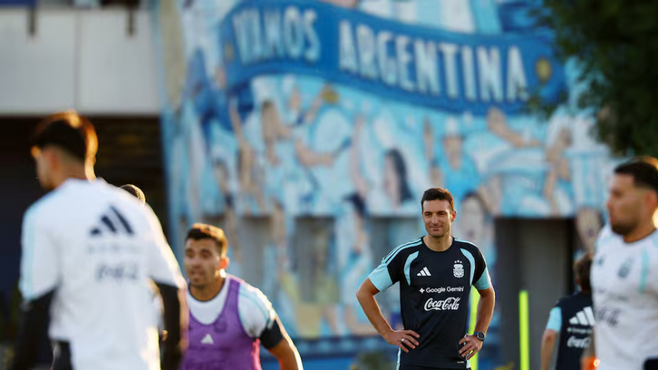 Las 5 jóvenes promesas del fútbol argentino y el ex Boca que convocó Lionel Scaloni para los amistos