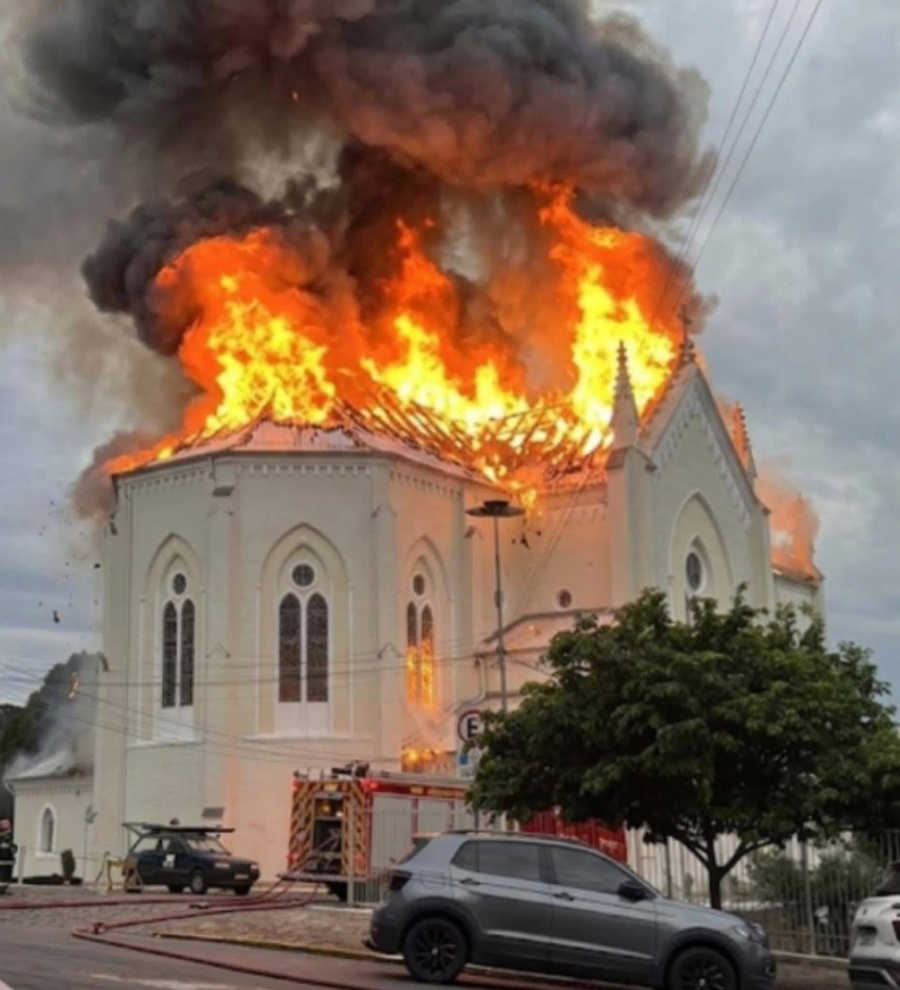 Incendio destruyó una iglesia y solo se salvó una imagen de Cristo