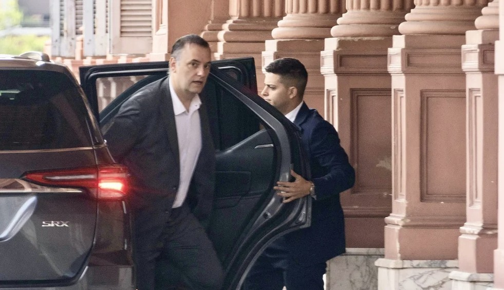 Adorni se prepara para presentar su declaración jurada, pero elude las presiones de Bullrich y Villa
