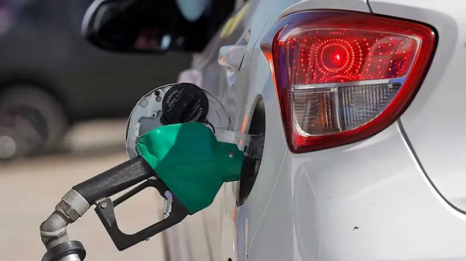 Gobierno posterga al 1 de julio la aplicación plena de impuestos a los combustibles
