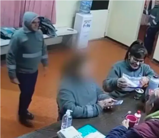 Un concejal deberá pagarle 12 millones de pesos a una mujer por tocarle la cola