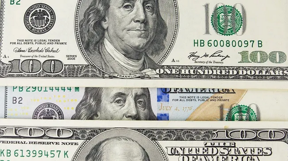 El dólar oficial cayó por primera vez en la semana, pero se sostuvo por encima del blue
