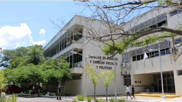 Escándalo en Derecho: apartaron al docente denunciado por acoso sexual y analizan un juicio académic