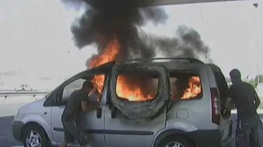 Italia: incendiaron un auto con cuatro trabajadores rurales extranjeros adentro