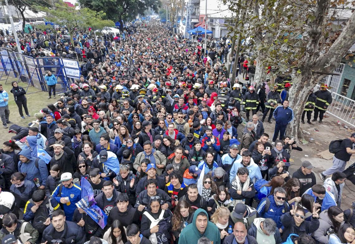 Entre lágrimas y emoción, una multitud de fanáticos despide al Indio Solari