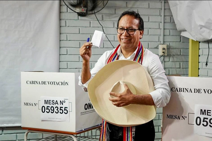 Balotaje en Perú: Roberto Sánchez lo dio vuelta y obtiene una leve ventaja sobre Keiko Fujimori