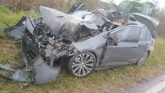 Auto atropelló a una retroexcadora y dejó como saldo dos heridos