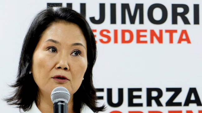 Lento escrutinio en Perú: Keiko Fujimori pasó al frente y aventaja por apenas 900 votos a Roberto Sá