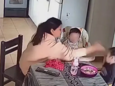 Córdoba: una mamá descubrió que sus hijos sufrían maltrato a manos de una cuidadora