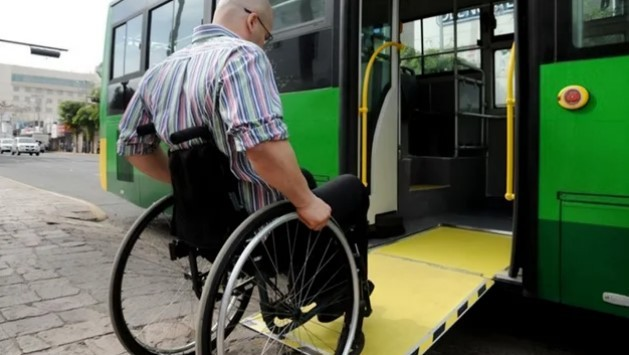 El Gobierno anunció que las personas con discapacidad podrán viajar en trenes y colectivos sin certi