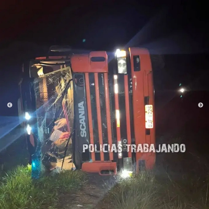 Volcó un camión cargado con vino sobre la Ruta Nacional 14 y el conductor resultó herido