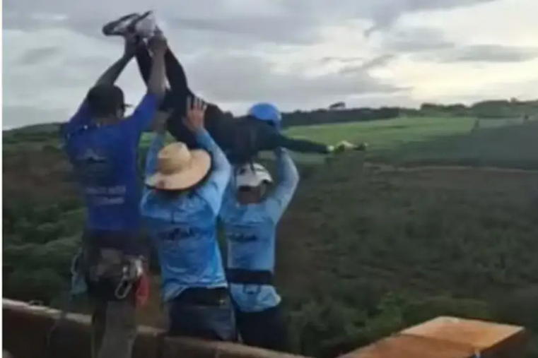 Una joven de 21 años murió después de ser lanzada sin cuerdas en un salto de bungee jumping