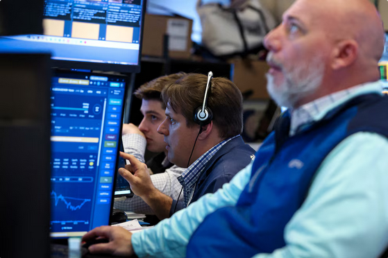 Jornada financiera: las acciones argentinas cayeron tras el rally en Wall Street y subió el riesgo p