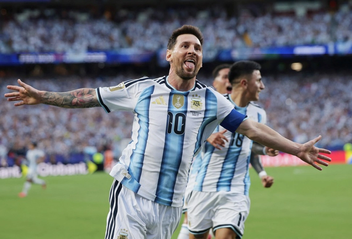 Con un triplete de Messi, Argentina goleó 3 a 0 a Argelia en su debut mundialista
