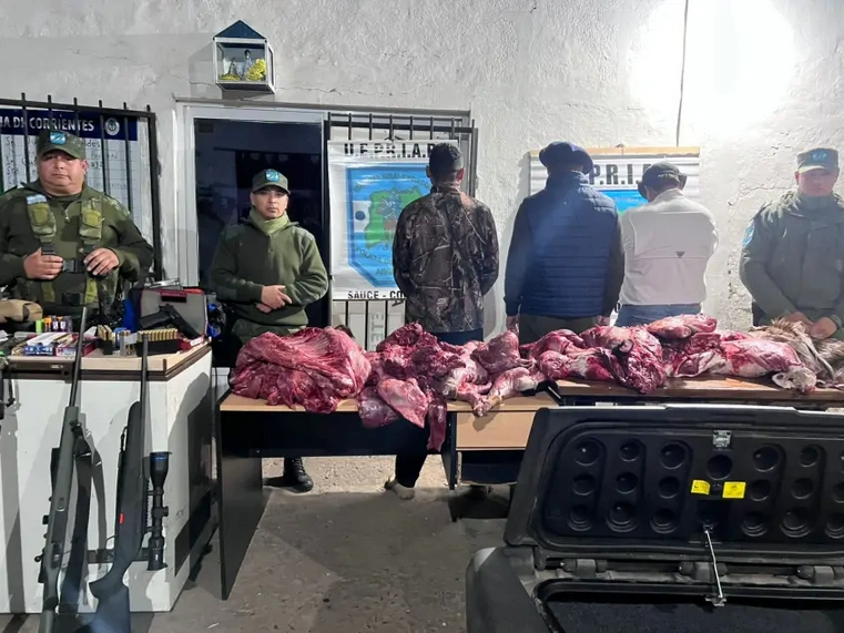 Cazadores furtivos trasladaban en un freezer ejemplares de ciervo axis y un chancho salvaje