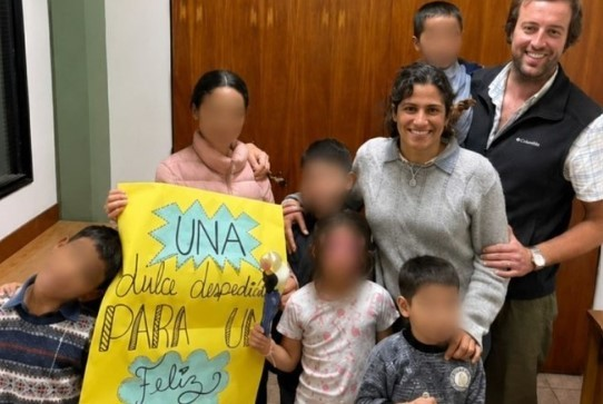 Seis hermanitos encontraron una familia gracias a una jueza que insistió para que los adopten juntos