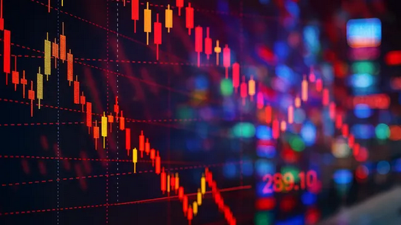 Los bonos avanzan y el riesgo país sigue en mínimos de ocho años, pero el S&P Merval cae