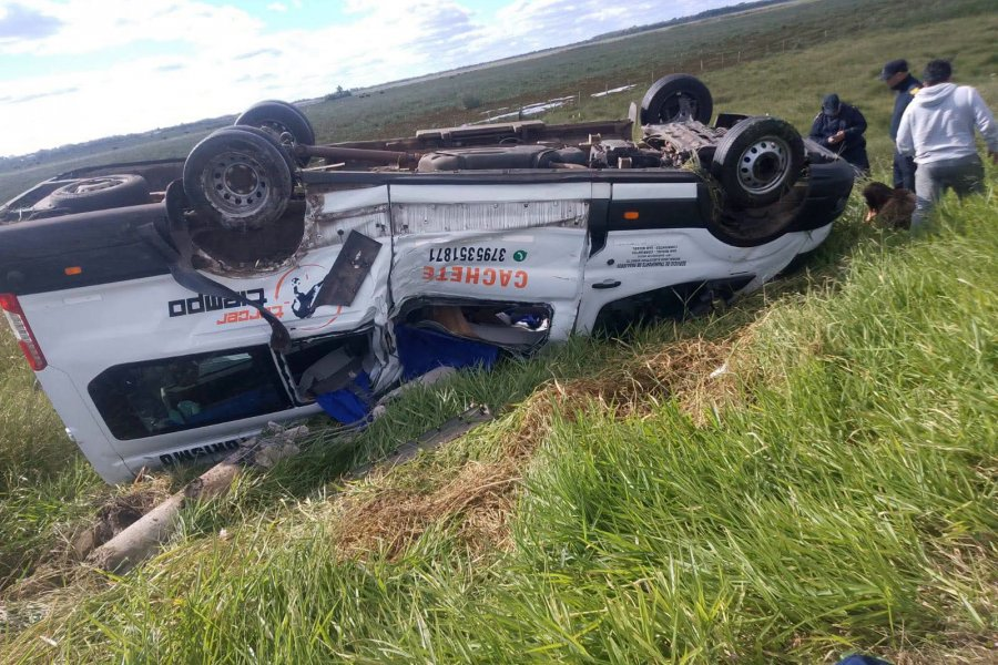 Tremendo choque y vuelco de un minibús sobre ruta correntina