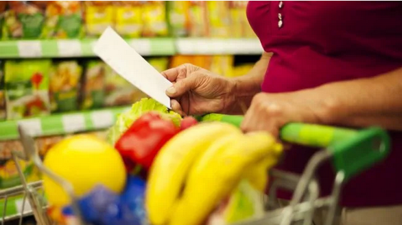 El consumo masivo moderó su caída en mayo, pero acumuló una baja de 3% en los primeros cinco meses d