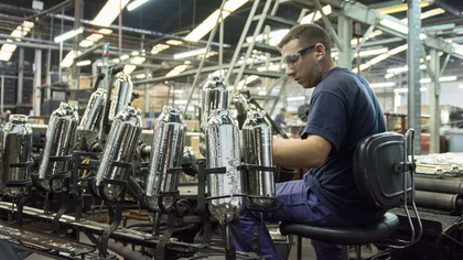 La economía se mantuvo en modo "serrucho" y en abril se hundió 1,5% mensual