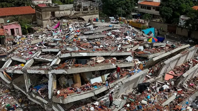 Rescataron a un nene de tres años que estuvo seis días atrapado entre los escombros de un edificio c