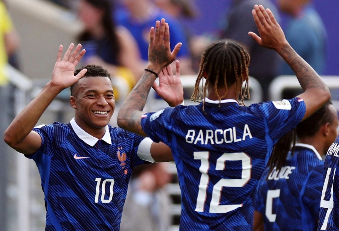 Francia es una máquina: pasó por arriba a Suecia con dos de Mbappé y se metió en octavos