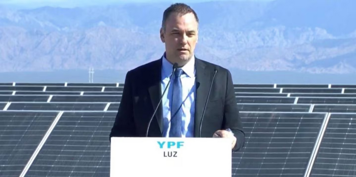 Manuel Adorni renunció a su cargo en el directorio de YPF tras dejar la jefatura de Gabinete