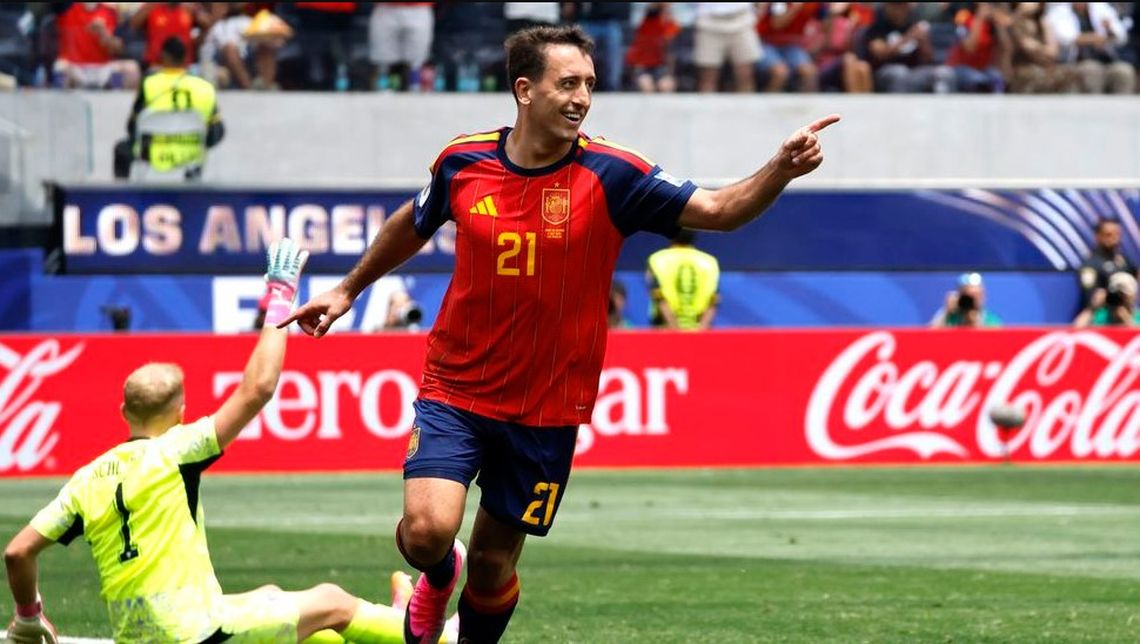 España goleó a Austria con un doblete de Oyarzabal y se metió en los octavos del Mundial