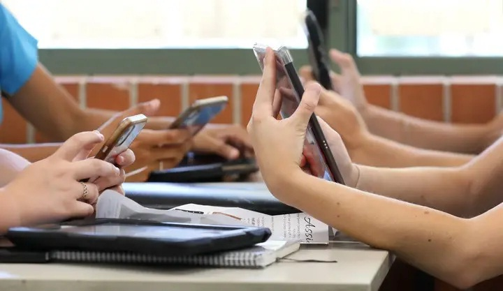 Corrientes descarta prohibir el uso de los celulares en las aulas