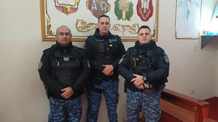 Policías rescataron a una madre y a su hijo de una casa envuelta en llamas