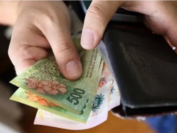 El ingreso disponible de los argentinos cortó una racha de cinco caídas al hilo en abril