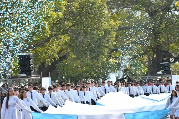 En Corrientes una multitud acompañó el desfile por los 210 años de la independencia