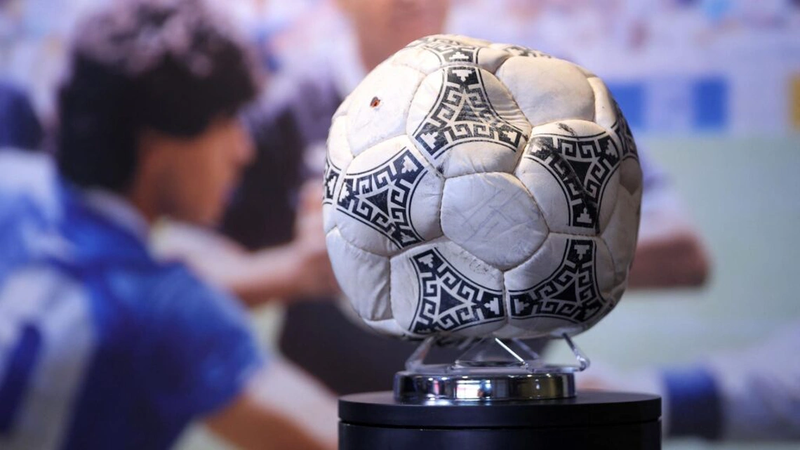 Subastarán la pelota de la "Mano de Dios": ¿Será el objeto más valioso de la historia del fútbol?