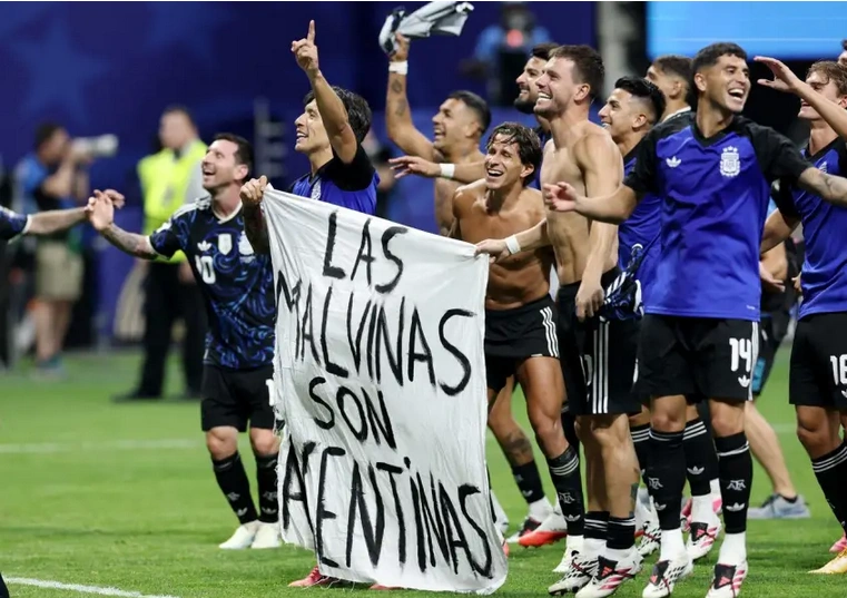 "Las Malvinas son argentinas", la bandera que colocaron los jugadores en la cancha tras el pase a la