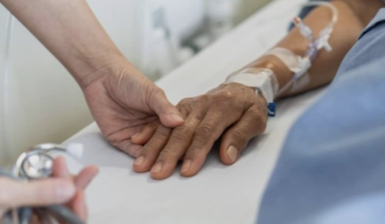 Francia da luz verde a la ley que legaliza la muerte asistida