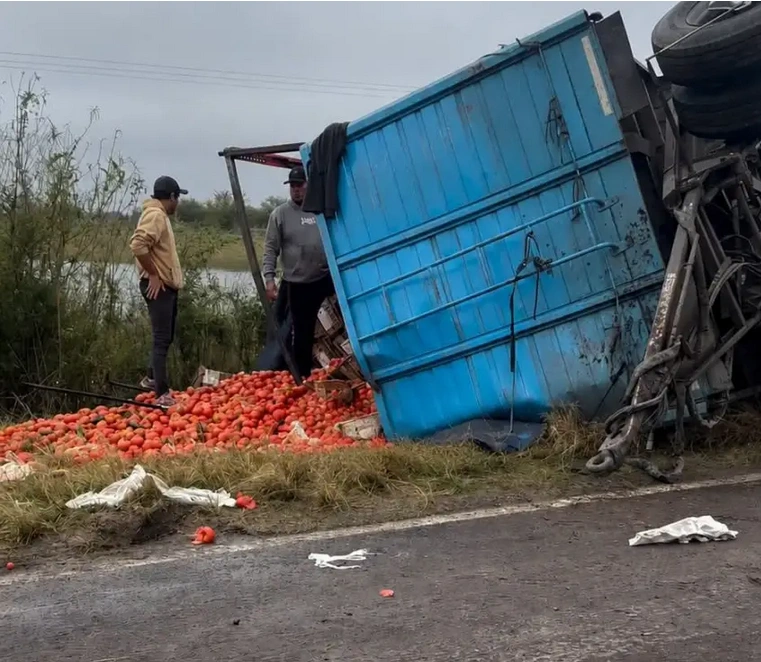 Esquina: volcó un camión con tomates y morrones por Ruta 12 y los vecinos se llevaron parte de la ca