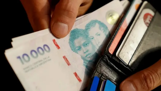 Desde noviembre de 2023, los salarios formales resignaron el equivalente a un sueldo por la inflació